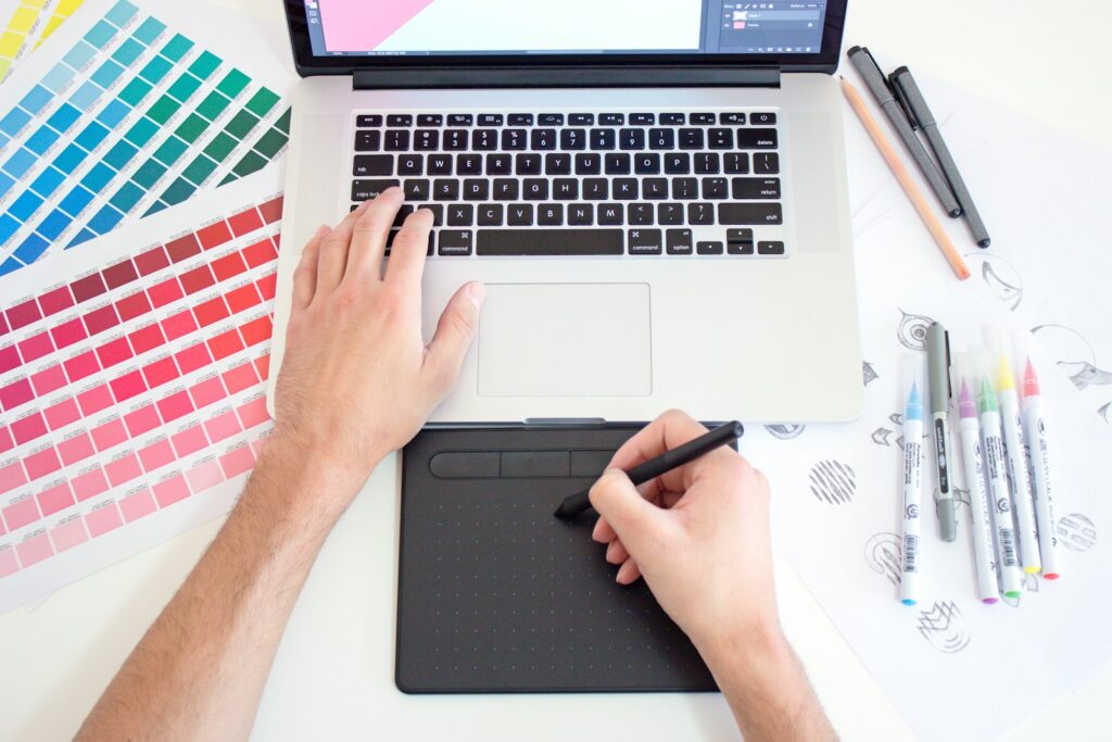 Pantalla de Photoshop con panel de AI Assistant y retrato en proceso de edición